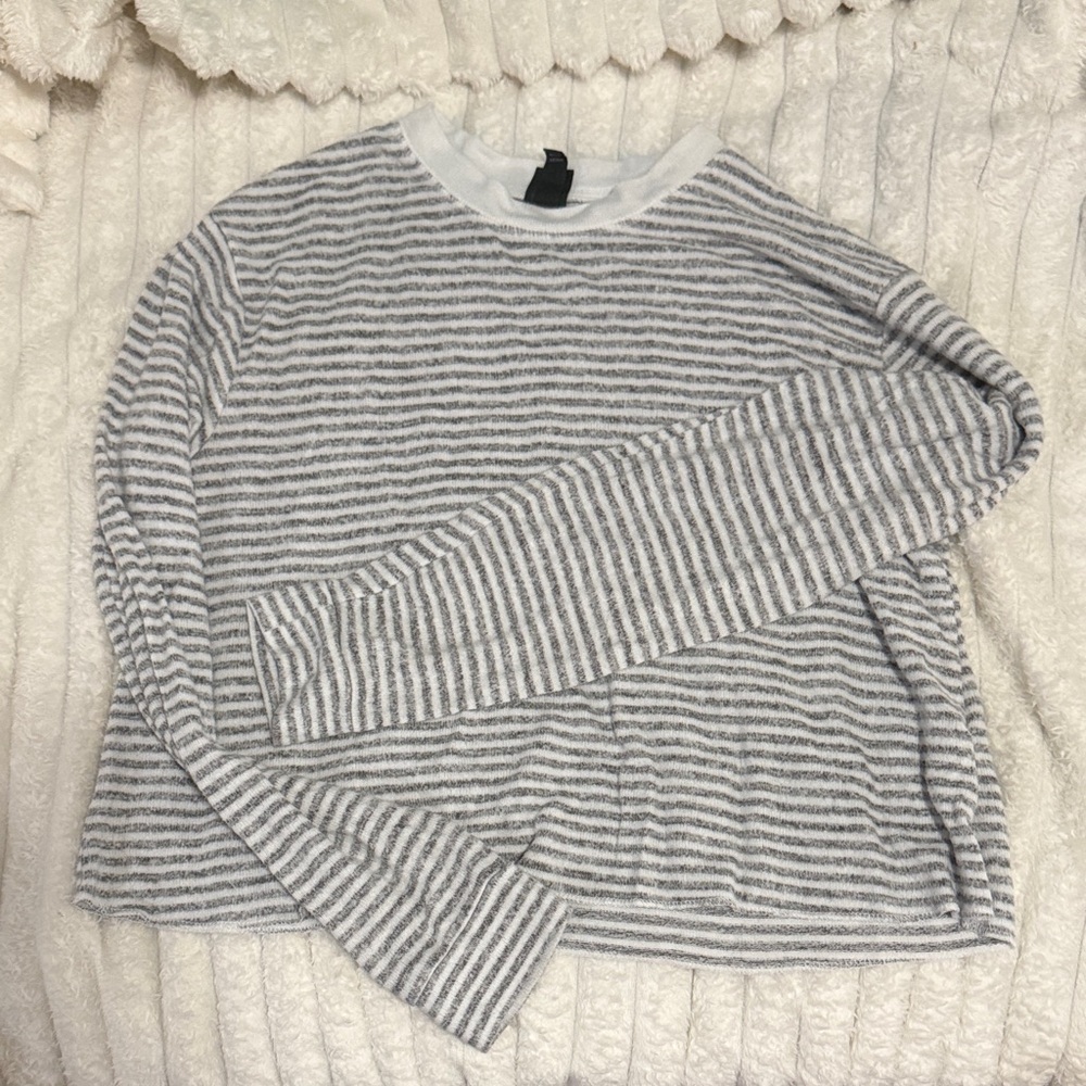 Wild Fable Gray and White Knit Top